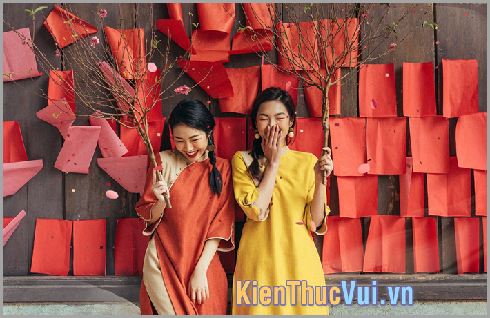 Tạo dáng chụp với người thân hoặc bạn bè