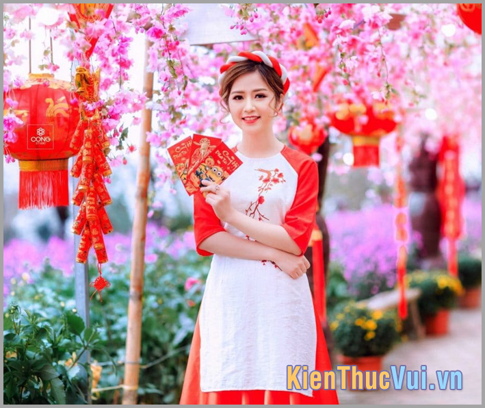 Tạo dáng với đồ trang trí Tết