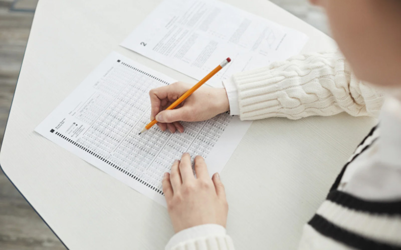 Học sinh ghi chú lời giải từ FQA để ôn tập trước kỳ thi