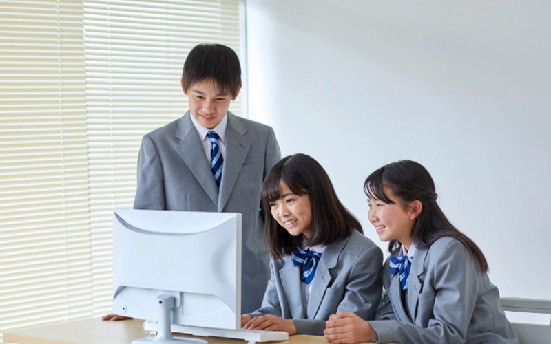 Học sinh tra cứu lại lịch sử câu hỏi trên FQA để ôn tập nhanh