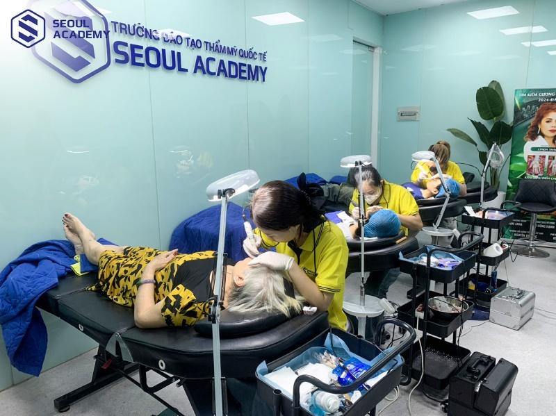 Thời gian đào tạo ngắn dài khác nhau sẽ tùy thuộc vào chương trình đào tạo và ảnh hưởng đến chi phí học nghề phun xăm bao nhiêu tiền